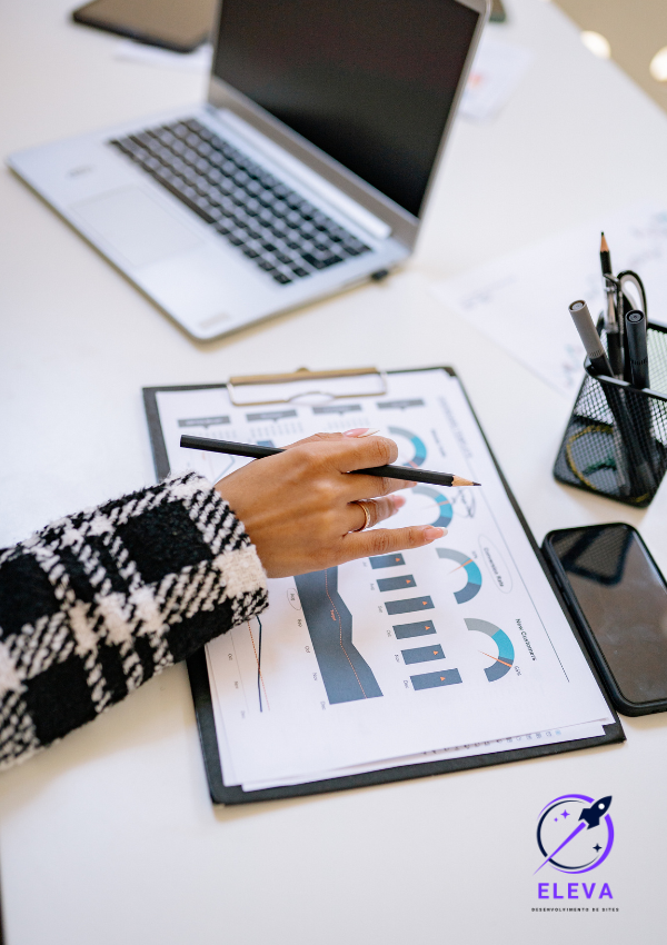 Profissional de tecnologia trabalhando em um ambiente moderno com elementos que remetem a código e design, representando a expertise da Eleva Websites.