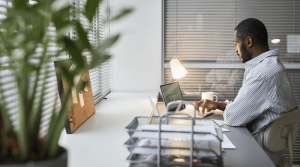 scritório moderno e elegante com notebook aberto mostrando um site profissional, transmitindo autoridade para médicos e advogados.